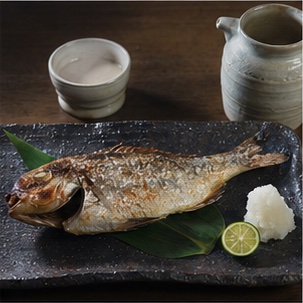 デモ店舗に登録された焼き魚。黒い器に香ばしく焼いた魚を盛り付けた一皿。
